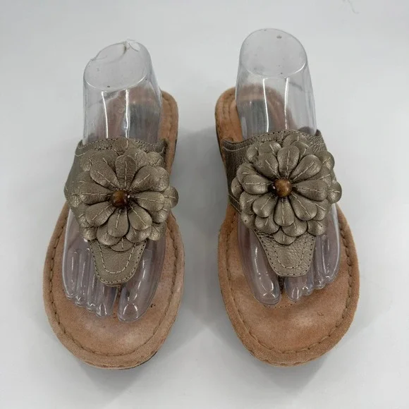Clarks Artisan Women's Bronze Leather Flower Thong Sandals Size 10 M - Picture 3 of 8